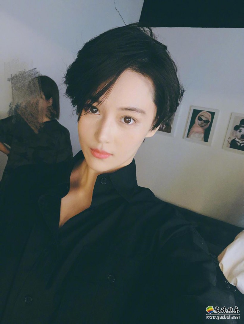 张馨予短发登上热搜榜第一，本尊晒出九宫格美照！剪了短发的她攻气十足