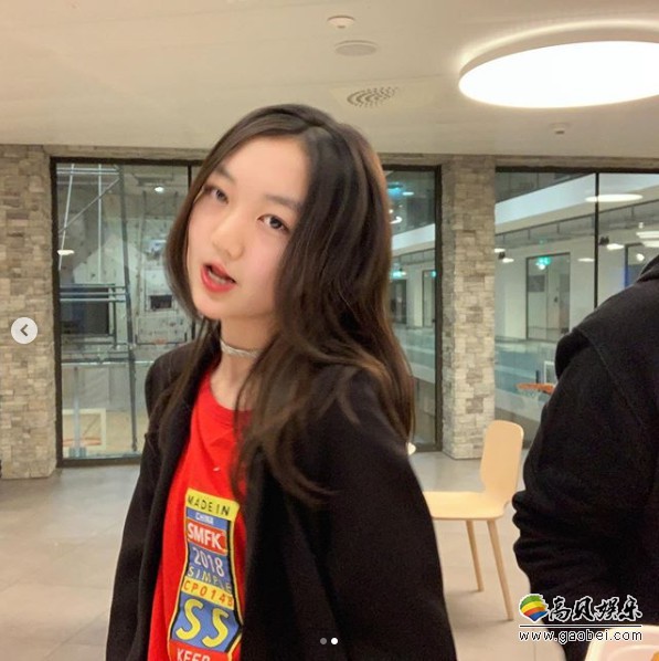 王菲13岁女儿李嫣被曝出与朋友合影，拍照地点光线昏暗，引起了不少讨论
