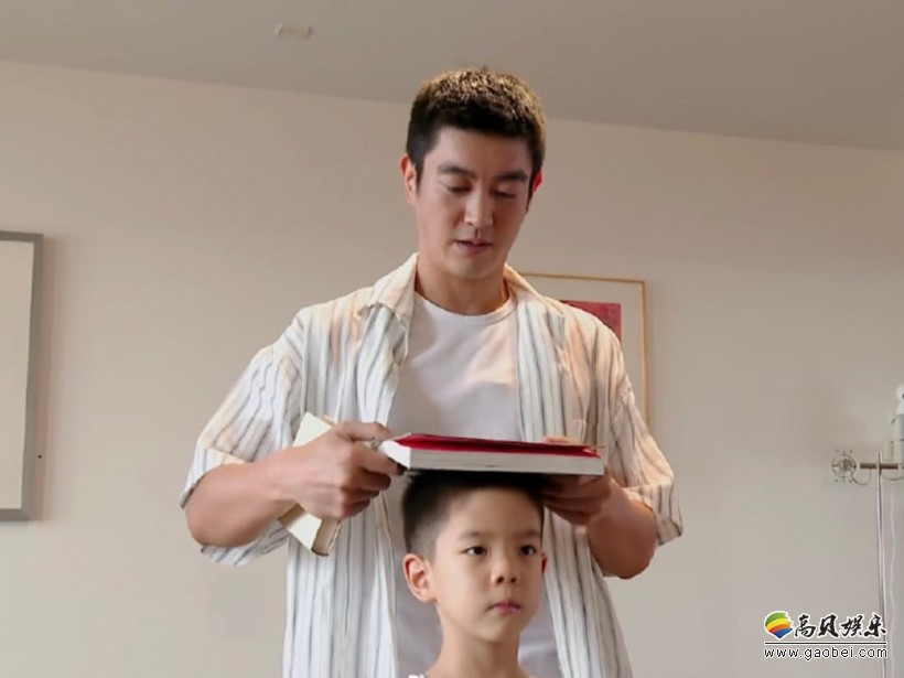 《我和我的祖国》一段幕后纪实曝光！视频中，杜江让儿子头顶书本站军姿