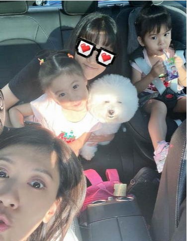 贾静雯迎来45岁生日微博晒出三个女儿以及老公合影，言词之间满满的幸福