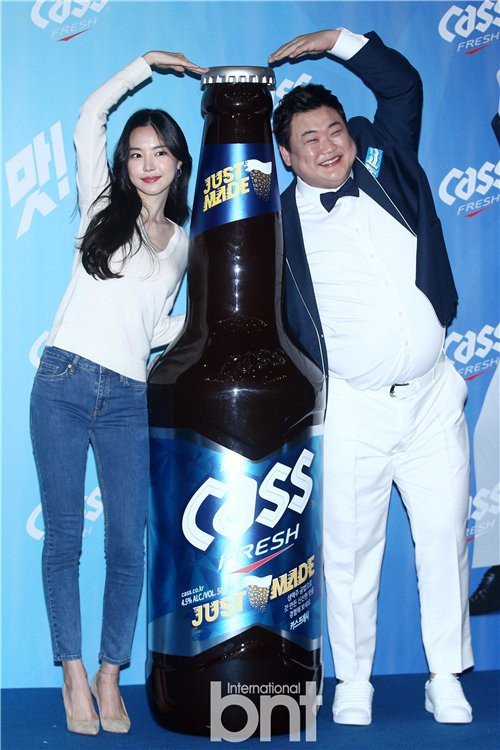 韩国人气组合Apink孙娜恩首尔出席啤酒品牌活动，简约造型尽显纯净气质