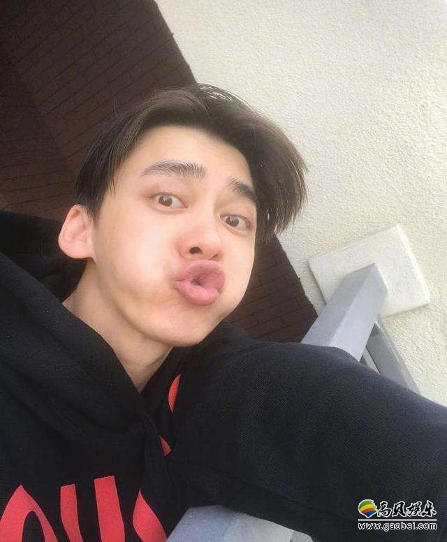 李易峰发布素颜自拍，并晒出的图片！一张是正常自拍照，另一张嘟嘴搞怪