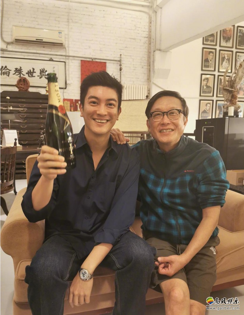 霍思燕微博晒照“中国机长20亿票房快乐”杜江拿着香槟与导演刘伟强合影