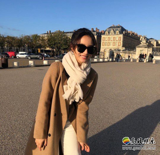 申世京发布在法国巴黎旅行时拍摄照片，浓厚秋意浓氛围，衬托出美人气质