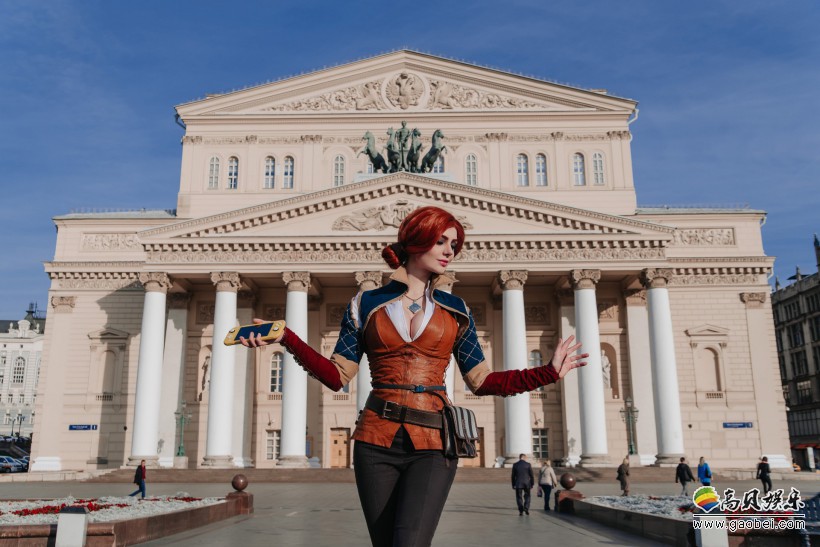 巫师官方推特发布俄罗斯COSER手拿Switch Lite的特莉丝‧梅利葛德COS照