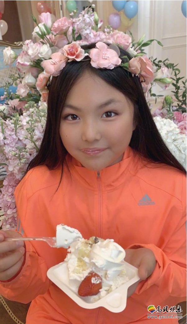 王诗龄晒出庆祝10岁生日庆生照，长发披肩戴花环，下巴尖尖，脸蛋肉嘟嘟
