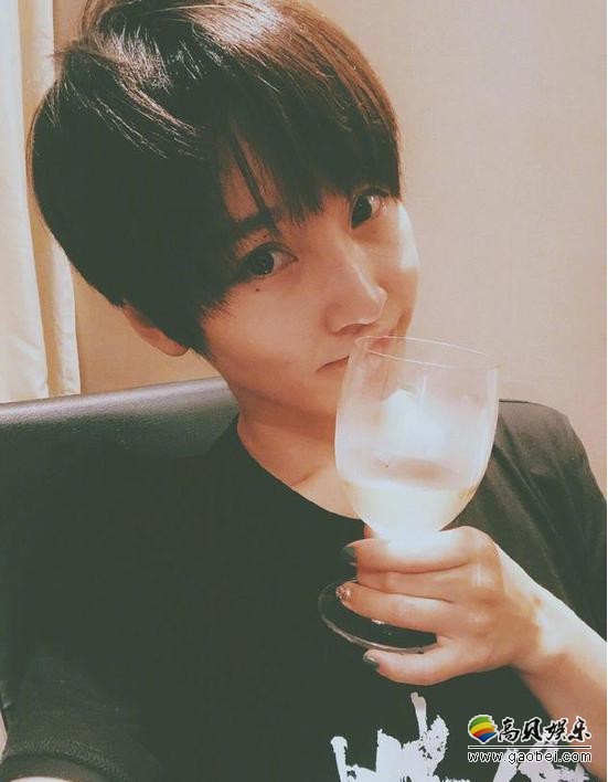 谢楠微博晒出手持酒杯自拍照，分享自己一天的生活！网友们纷纷留言支持