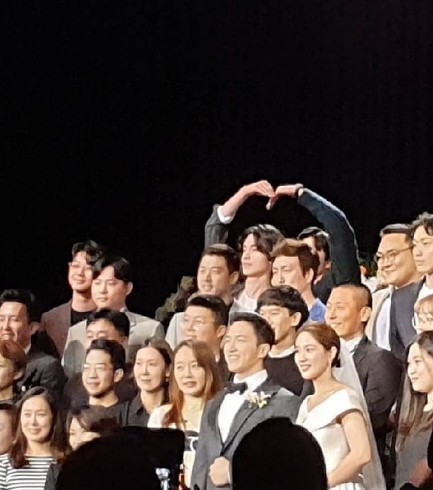 合作过《鬼怪》的孔刘、李栋旭参加健身教练婚礼，二人大合影时搞笑比心