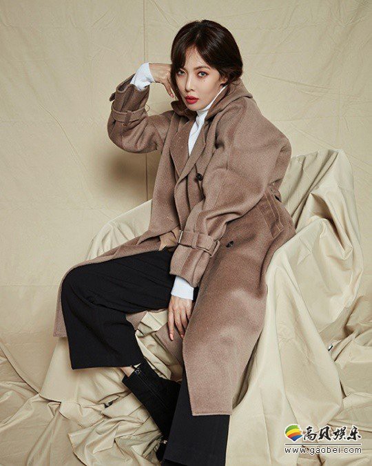 泫雅近日以“Moment”主题拍摄秋冬时装写真，尽显小野马难得安静状态