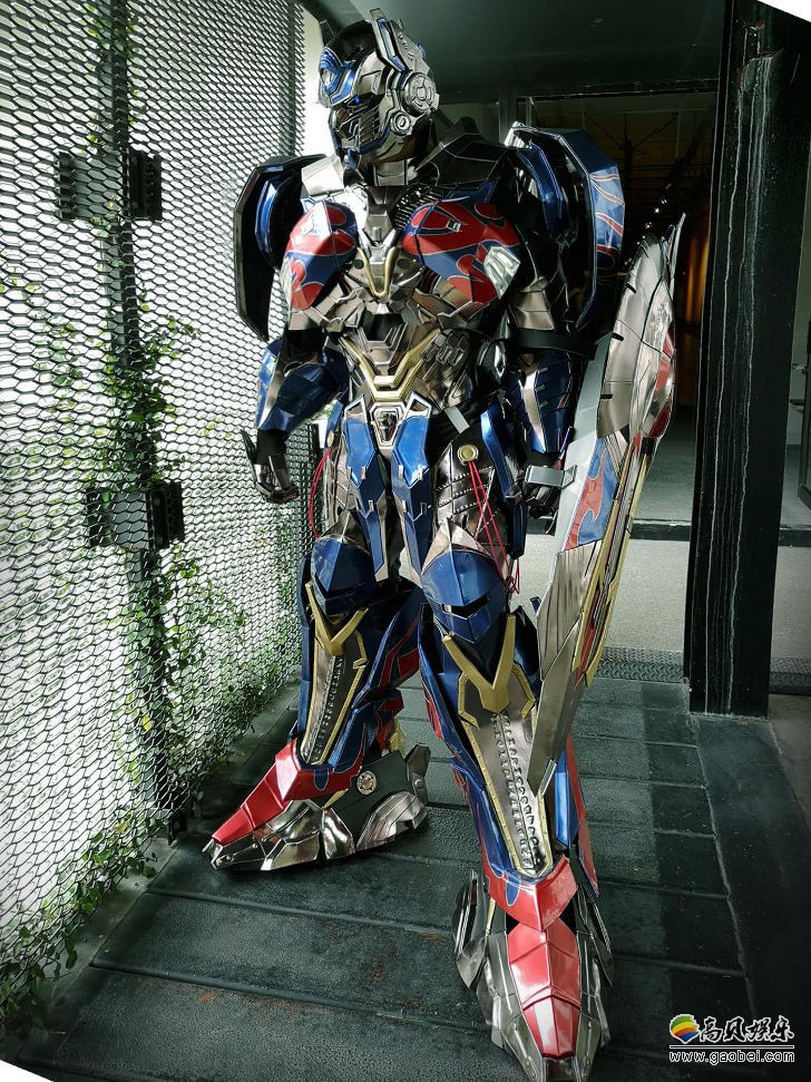 泰国COSER穿上《变形金刚》擎天柱铠甲！眼睛和手炮会发光，帅气到不行
