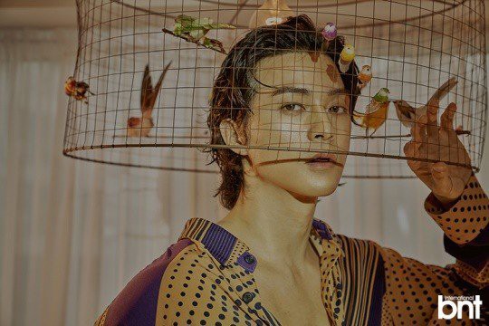 金智勋为某杂志最新一期拍摄时装照首次曝光，诡异色彩搭配金智勋型男范