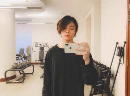 防弹少年团成员田柾国晒出新自拍，剪短发的他清爽帅气，引粉丝疯狂尖叫