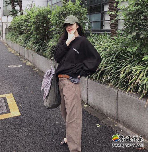 具荷拉发布一组照片，她身着休闲款服装秀出完美比例的身材和出众的美貌