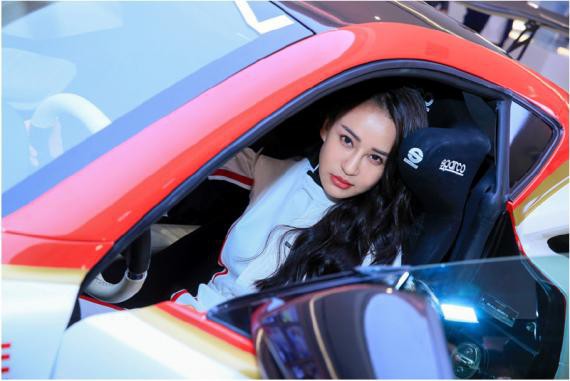 女星母其弥雅现身美国知名超跑汽车品牌活动,力挺女性勇敢参与超跑运动 女星母其弥雅现身美国知名超跑汽车品牌活动,力挺女性勇敢参与超跑运动