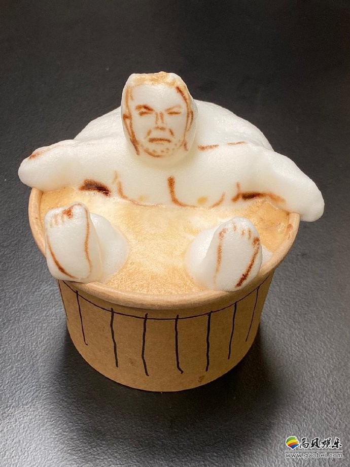 官博分享拉花艺术家制作的拿铁拉花！《巫师3》开场杰洛特泡澡经典场景