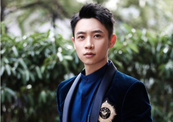 魏晨微博晒出水下视频！在水下手持钻戒缓缓游向女友，女友很惊喜捂着嘴