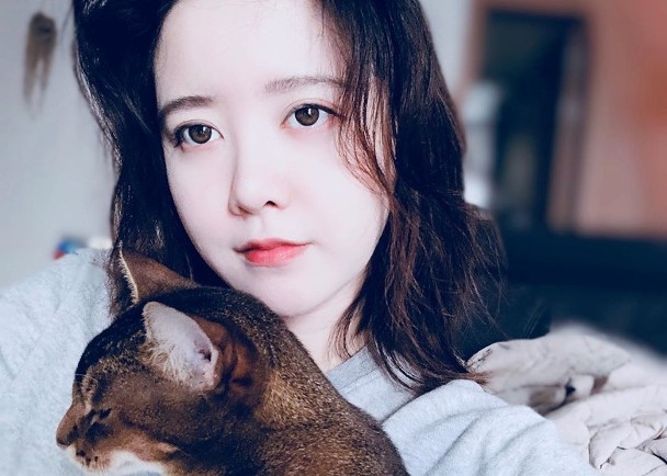 具惠善社交平台上传某人身在酒店房内、身穿浴袍照片,但其后将照片删除 具惠善社交平台上传某人身在酒店房内、身穿浴袍照片,但其后将照片删除