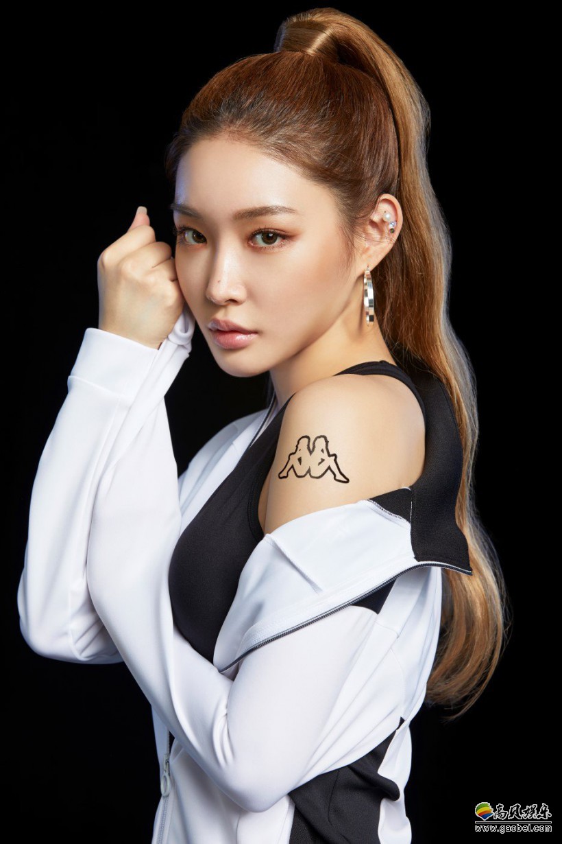 韩国女艺人金请夏为代言品牌拍摄了一组最新宣传照运动女王范颜值飙升