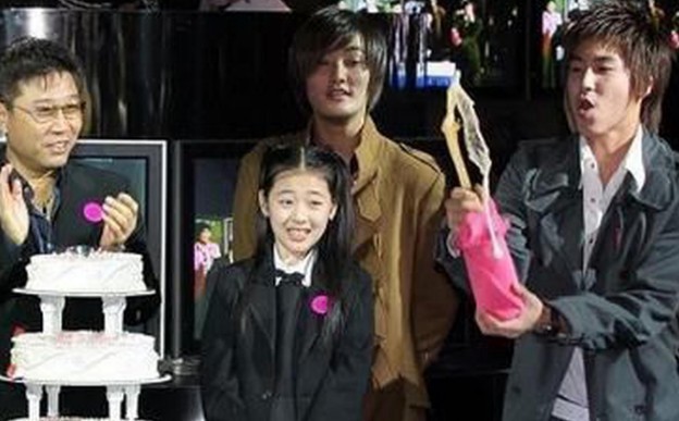 SM娱乐女艺人雪莉被发现在家中死亡！公司前辈东方神起允浩送花圈悼念