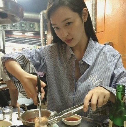 网友翻出早年雪莉录制综艺节目片段，雪莉和f(x)团员被要求写下遗愿清单