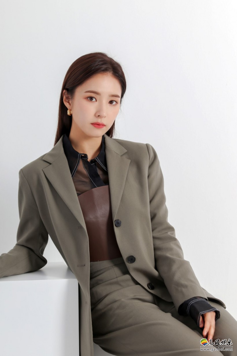 申世京为代言品牌拍摄宣传照，以其优雅迷人的气质吸引了广大粉丝的目光