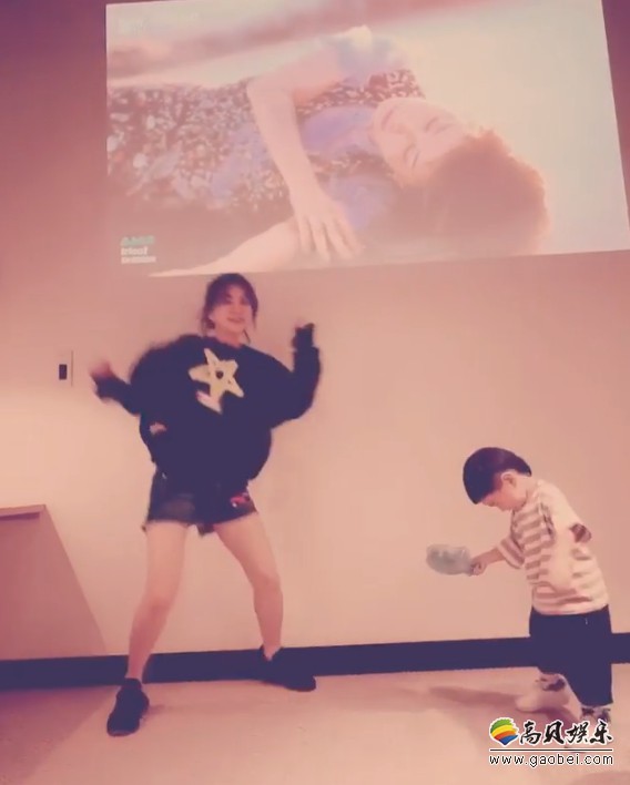 Ella分享与儿子同框跳舞视频！儿子劲宝手舞足蹈，舞姿酷炫，超有嘻哈范