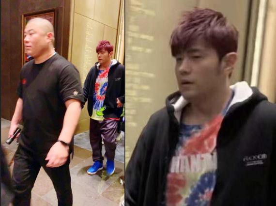 网友曝出偶遇周杰伦照片，周董染一头红发新造型时髦，但是身形略有发福