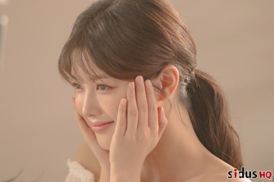 韩国女艺人金裕贞一组未公开杂志写真近日在网上曝光，吸引众多粉丝目光