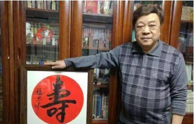 赵忠祥回应称尽管有人对自己的字不以为然，但写字没招惹谁，何况有人要