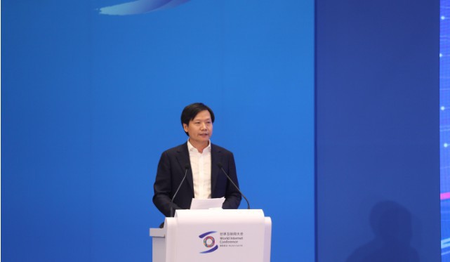 雷军在演讲中分享他对于5G体验和感受，并透露了小米野心勃勃的5G规划
