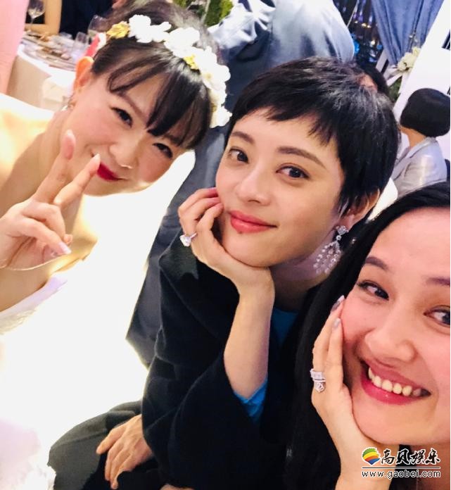 网友晒出邓超、孙俪参加友人婚礼照片！托腮甜笑，手上的“鸽子蛋”抢镜