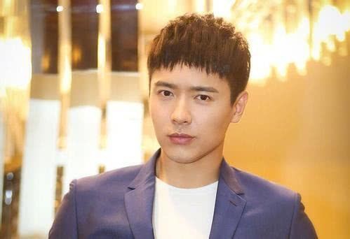 高云翔与律师和工作人员抵达法庭，他戴黑超，面露笑容与一行人进入法庭