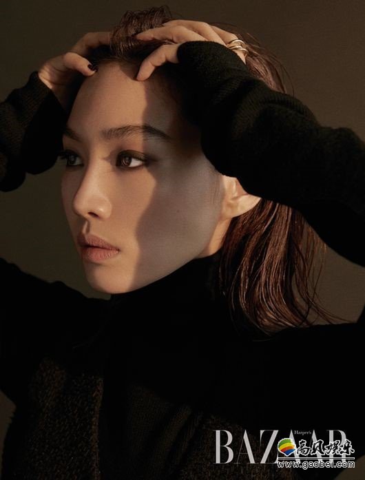 韩国女艺人崔熙瑞为某杂志新一期拍摄一组时装写真，黑白分明冷峻既视感