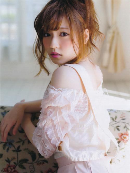 岛崎遥香10月19日在推特公开出道十周年纪念写真集的封面！引起很大反响