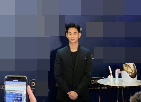 韩国男演员金秀贤亮相上海出席某活动，这是他部队退伍后首次在中国亮相