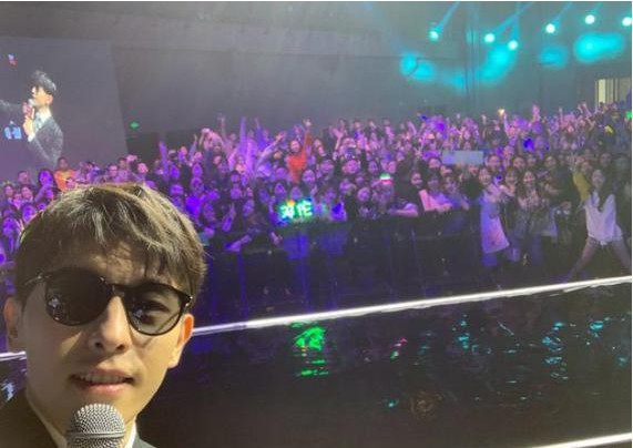 邓伦27岁生日，众多好友和粉丝都为他送上祝福！邓伦通过微博表示了感谢