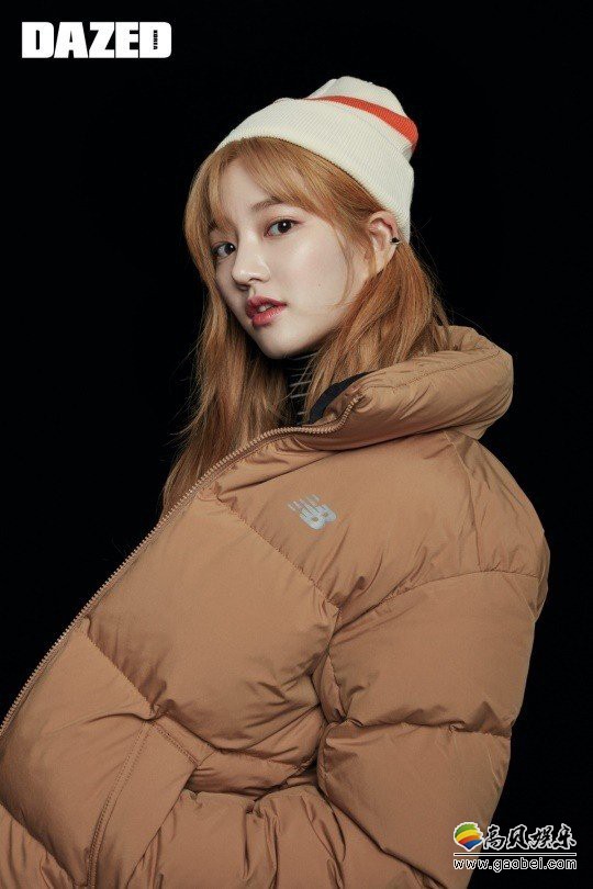 韩国女艺人李侑菲为某时装杂志拍摄冬装写真，韩式秋冬时尚教主气质彰显