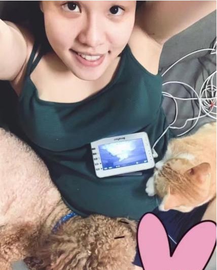 谢依林宣布怀二胎后首次晒出自拍！爱猫和狗狗都躺在她肚子上！甚是可爱
