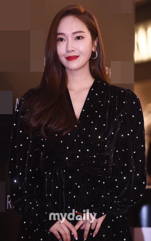Jessica在首尔三星洞出席某化妆品牌的宣传活动，黑色套装突显女王气质范