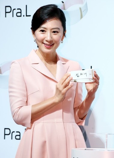 韩国女艺人金喜爱在首尔清潭洞出席某品牌宣传活动，展现出非凡优雅气质