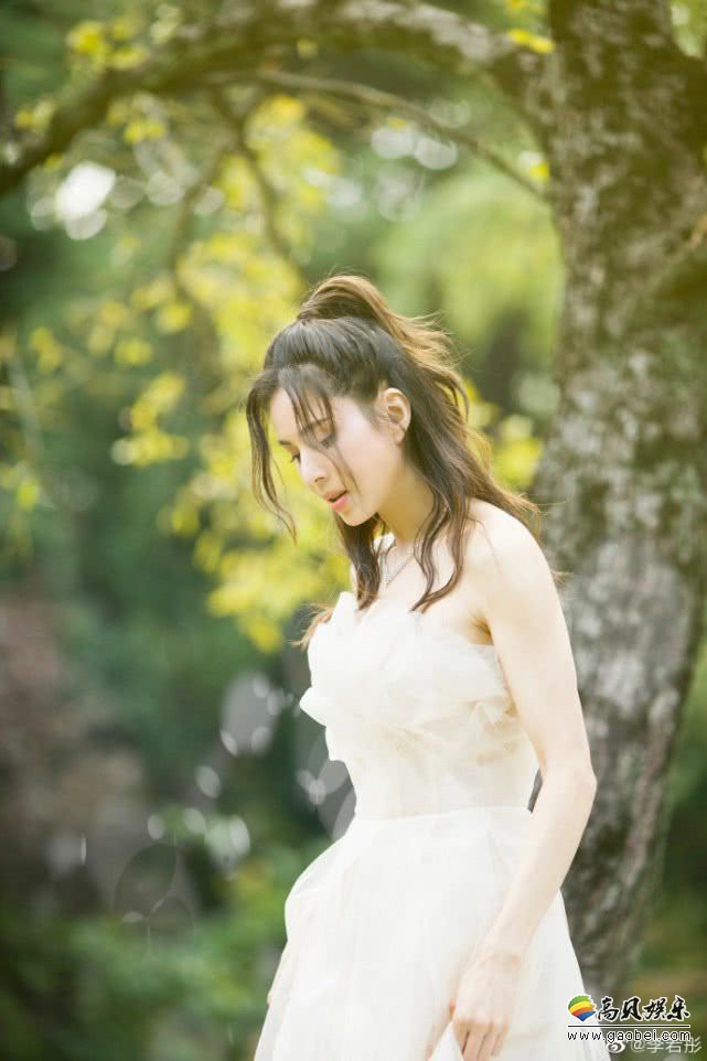 李若彤晒出自己身穿婚纱照片！白色抹胸长裙坐于树下，宛如仙女十分惊艳