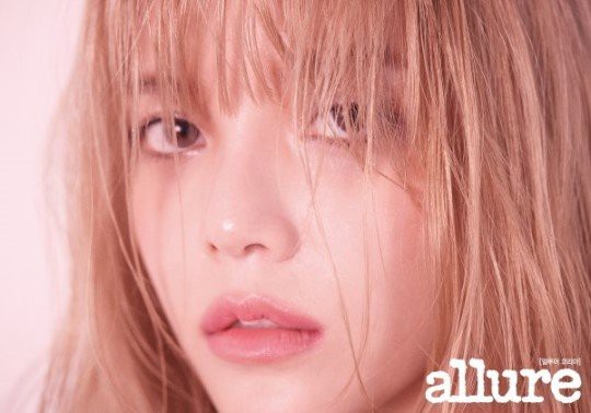 韩国女团AOA申智珉拍摄杂志写真，金发与紫罗兰色针织衫散发出异国风情