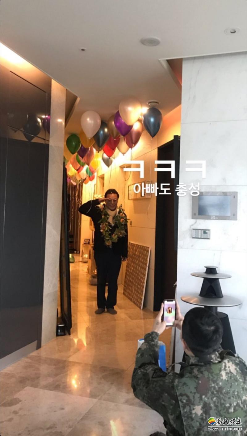 bigbanggd从陆军结束服役生活他的亲姐姐权多美在ig晒出庆祝照片