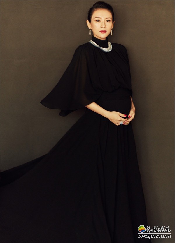 第32届东京国际电影节开幕！章子怡一袭黑纱长裙，搭配高级珠宝优雅亮相