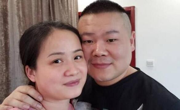 岳云鹏打翻媳妇化妆品发微博求助，郑敏接受采访回应“就是博大家一乐”