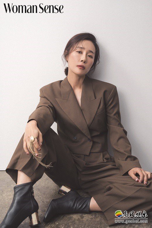 文正熙为某时装杂志最新一期拍摄写真美照，展示出其独特气质与淑女风范