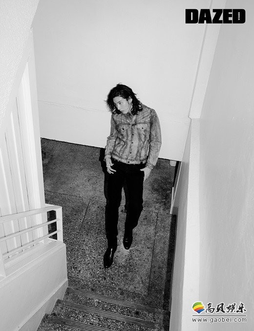 鲁敏宇为某杂志最新一期拍摄时装写真照，黑白色调突显出强烈的个人风格