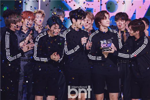 《The Show》直播录影现场公开！人气男团TXT带来精彩舞台夺得本周1位