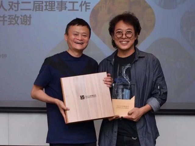 李连杰晒出一组与马云的同框照片，并配文称将继续支持教育事业尽力公益