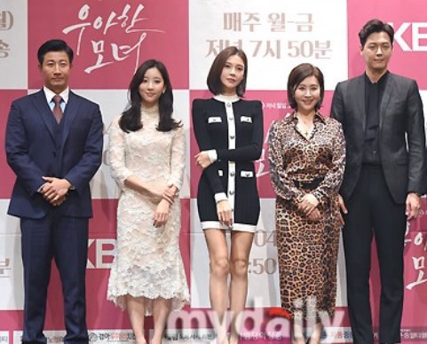 韩国艺人车艺莲在首尔某酒店出席KBS2TV新每日剧《优雅的母女》发布会